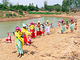 Abb. 12a: 7 Wasserträger in gebogener Reihe am Nil, Wassermenge: 132 Liter (Szene vom Autor 2012 am Fluss Nahm pa niang in Thailand nachgestellt)