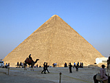 Abb. 4: Die Cheopspyramide in Giza, rechts: Bootsmuseum mit der Barke des Cheops