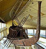 Abb. 5: Die Barke des Cheops im Bootsmuseum, Länge: 43,4 m, Breite: 5,9 m, Tiefgang: 1,48 m, Wasserverdrängung: 40 - 45 t (nach B. Landström, N. Jenkins)