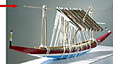 Abb. 10: Modell eines Steinhebeschiffs, Anordnung des Hebebalkens entlang der Schiffsmitte mit 14 Zugseilen und 12 Hebelbalken